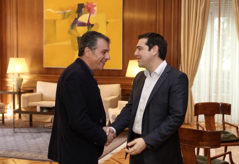 Αλέξης Τσίπρας και Σταύρος Θεοδωράκης με φόντο τον πίνακα του Δημοσθένη Κοκκινίδη -Φωτογραφία: Intimenews/ΜΠΑΛΤΑΣ ΚΩΣΤΑΣ