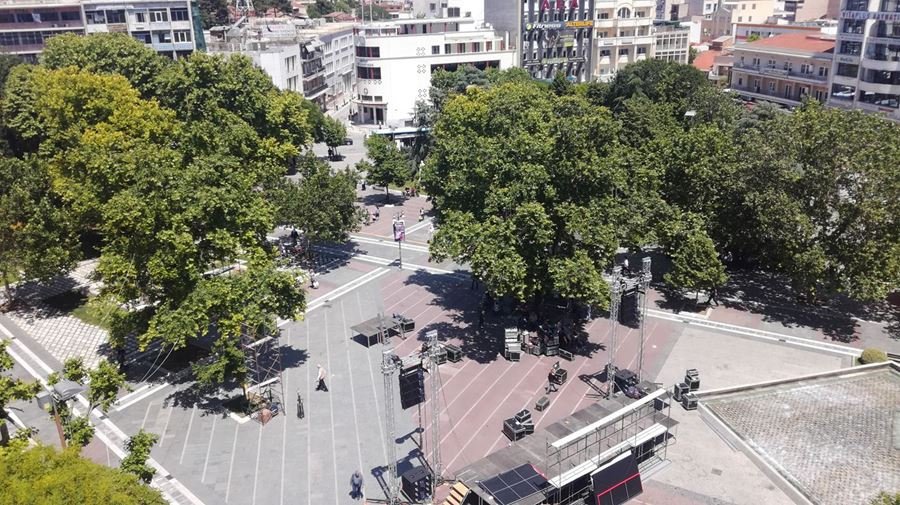 Η εξέδρα Τσίπρα στήθηκε στο μέσον της κεντρικής πλατείας της Λάρισας