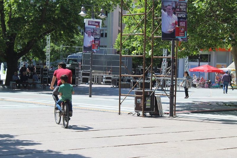 Αφίσες για την ομιλία Τσίπρα στη Λάρισα