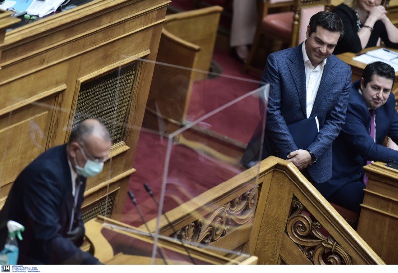 Ο πρόεδρος του ΣΥΡΙΖΑ Αλέξης Τσίπρας, περιμένει υπομονετικά να καθαριστεί το ειδικό πλέξιγκλας