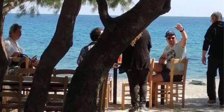 Ο Αλέξης Τσίπρας (δεξιά) σε ταβέρνα στο Ροδάκινο Ρεθύμνου, κάνει νόημα σε κάποιον έχοντας απέναντί του τον Παύλο Πολάκη (αριστερά)