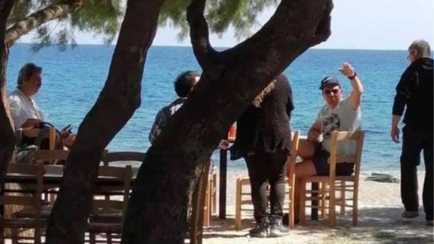 Τσίπρας και Πολάκης σε παραλιακή ταβέρνα στο Ροδάκινο