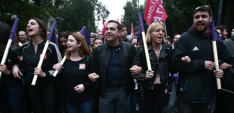 Ο Αλέξης Τσίπρας επικεφαλής του μπλοκ του ΣΥΡΙΖΑ στην πορεία για το Πολυτεχνείο