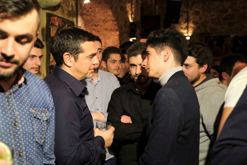 Ο πρόεδρος του ΣΥΡΙΖΑ σε συνομιλία του με νέους των Ιωαννίνων