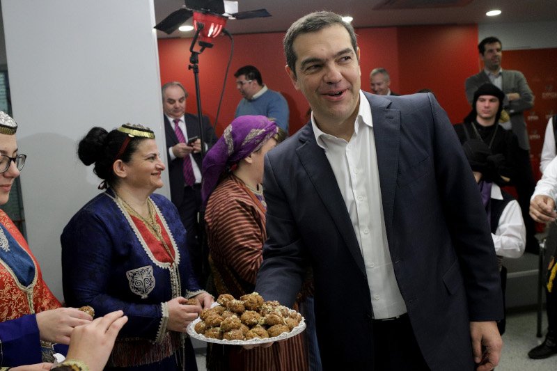 Ο Αλέξης Τσίπρας κέρασε μελομακάρονα τους Συλλόγους που βρέθηκαν στην Κουμουνδούρου/ Φωτογραφία: Eurokinissi/ Γ. Παναγόπουλος