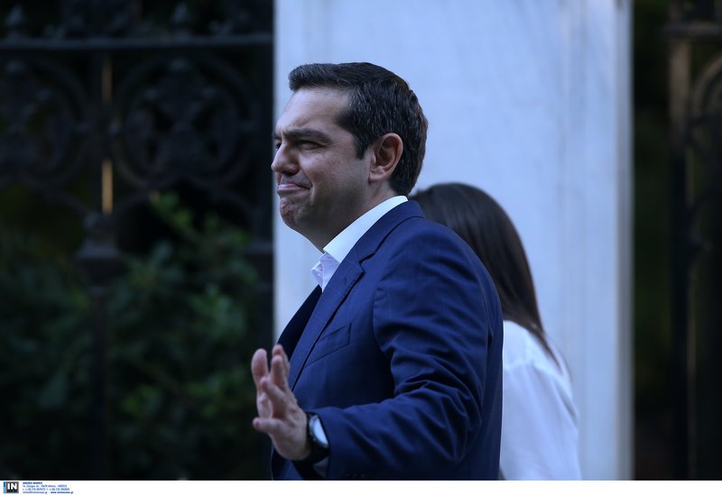 Ο Αλέξης Τσίπρας με μια χαρακτηριστική κίνηση αρνείται να κάνει δηλώσεις στους δημοσιογράφους-