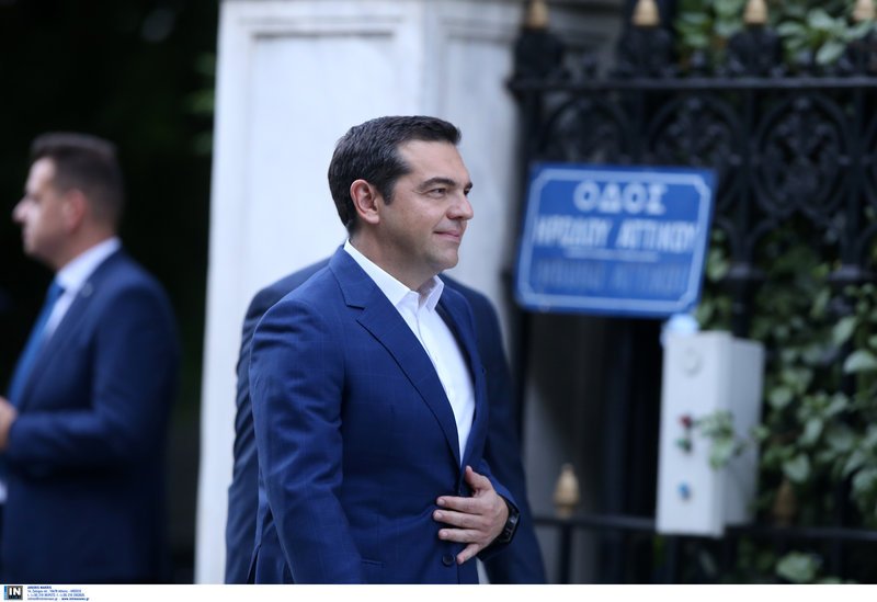 Ο Αλέξης Τσίπρας έξω από το Προεδρικό Μέγαρο