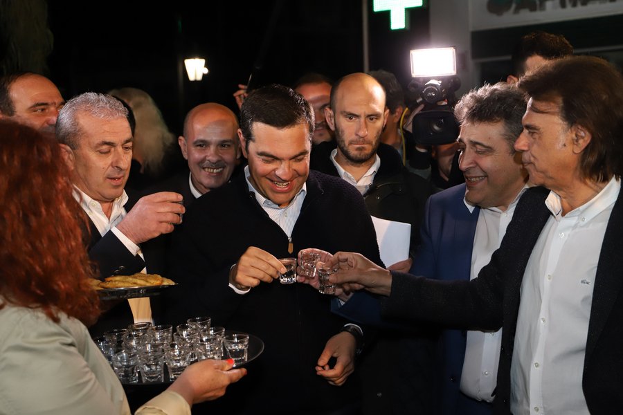 Ο Αλέξης Τσίπρας πίνει ρακί στο Χουδέτσι