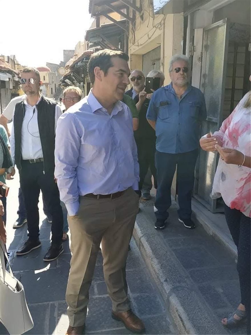 Ο πρόεδρος του ΣΥΡΙΖΑ συνομιλεί με καταστηματάρχες