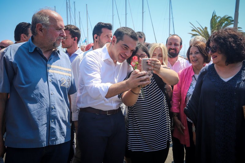 Ο Αλέξης Τσίπρας βγάζει selfie