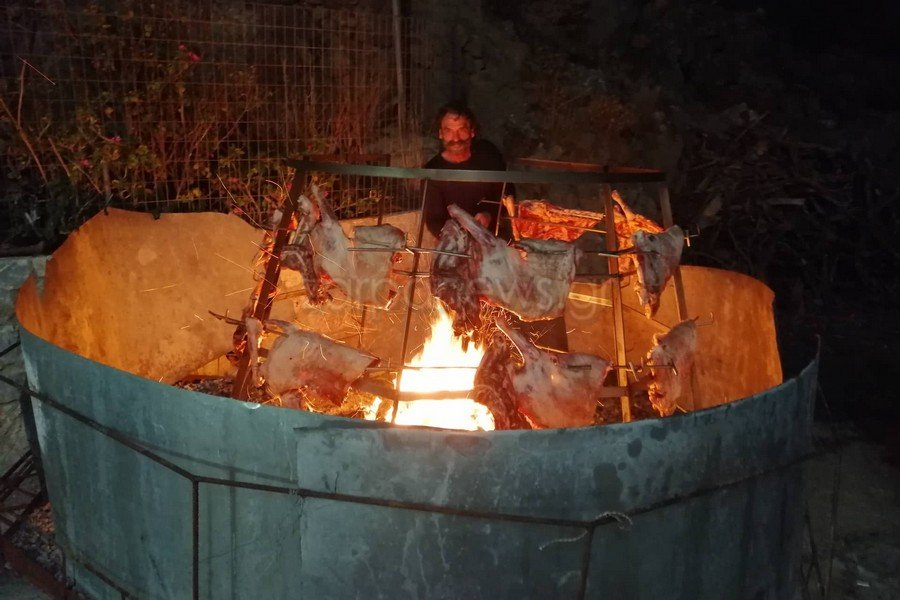 Από την εκδήλωση δεν θα μπορούσε να λείψει το παραδοσιακό αντικριστό της Κρήτης
