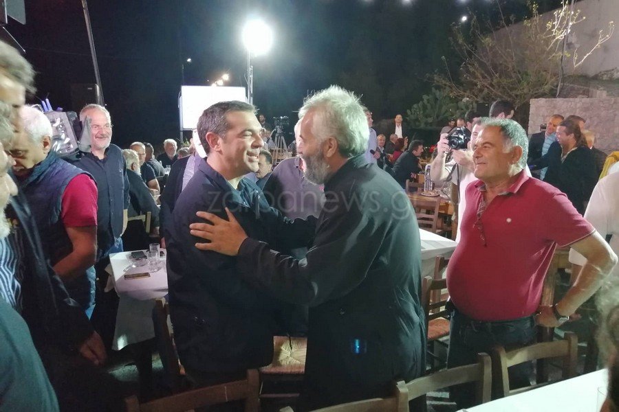Ο Αλ. Τσίπρας χαιρετά έναν Κρητικό