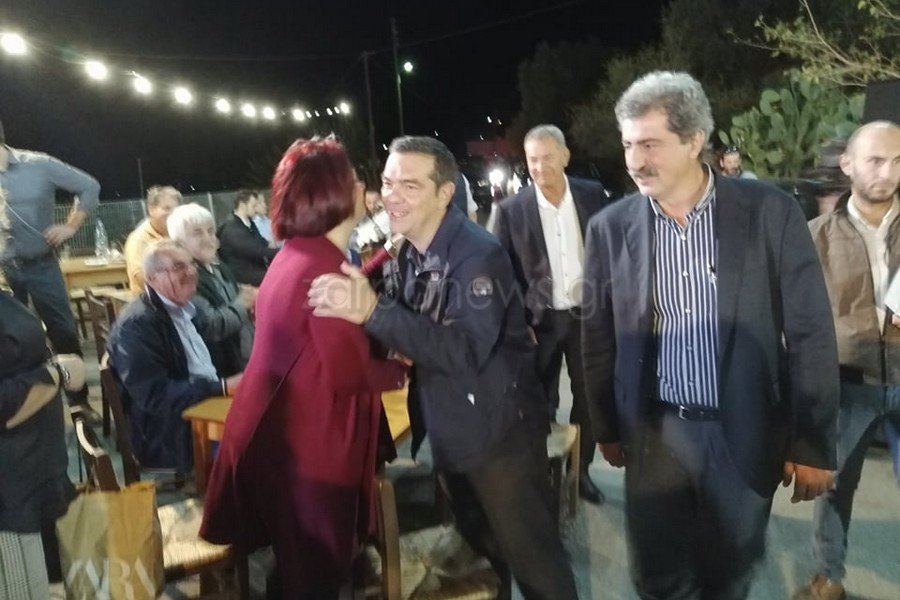 Ο Αλέξης Τσίπρας ασπάζεται μια φίλη του ΣΥΡΙΖΑ υπό το βλέμμα Πολάκη