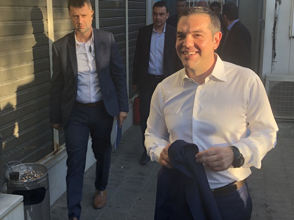 Ο Αλέξης Τσίπρας μπαίνει το κτίριο του ΣΚΑΪ