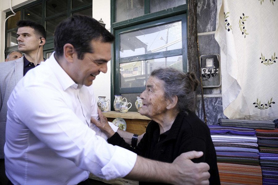 Ο Ο Αλέξης Τσίπρας συνομιλεί με γιαγιά στο Σπήλι