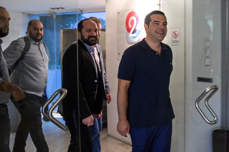Ο Αλέξης Τσίπρας μπαίνει για την συνέντευξη στο Sport24