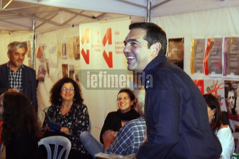 αλέξης τσίπρας χαμογελάει