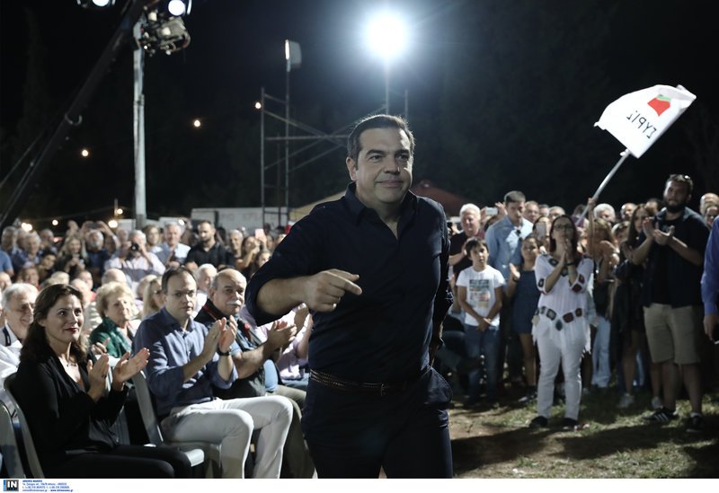 Ο Αλέξης Τσίπρας ανεβαίνει στο βήμα και η Μπέτυ Μπαζιάνα τον χειροκροτά