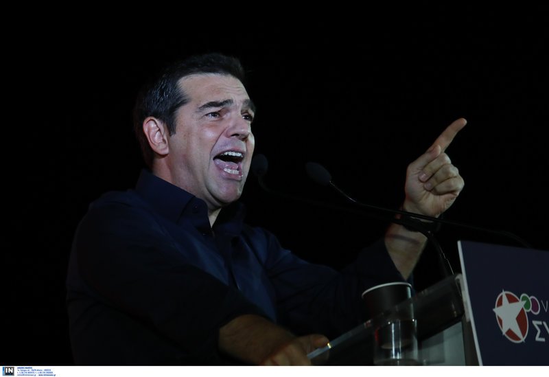 Ο Αλέξης Τσίπρας ανεβαίνει στο βήμα