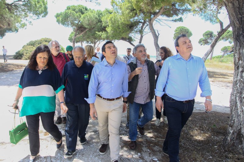 O Αλέξης Τσίπρας με τους βουλευτές του ΣΥΡΙΖΑ, Σ. Φάμελλος και Χ. Καφαντάρη / Φωτογραφία: EUROKINISSI/ΘΑΝΑΣΗΣ ΔΗΜΟΠΟΥΛΟΣ