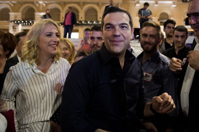Ο Αλέξης Τσίπρας μαζί με την Ρένα Δούρου στο Σύνταγμα