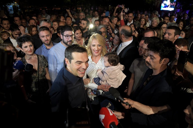 Ο Αλέξης Τσίπρας στο Σύνταγμα ετοιμάζεται να κάνει δηλώσεις. Πίσω του Ρένα Δούρου, Ν. Ηλιόπουλος, Αννέτα Καββαδία