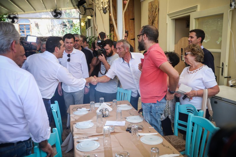Ο Αλέξης Τσίπρας σε ταβέρνα στο Λαύριο