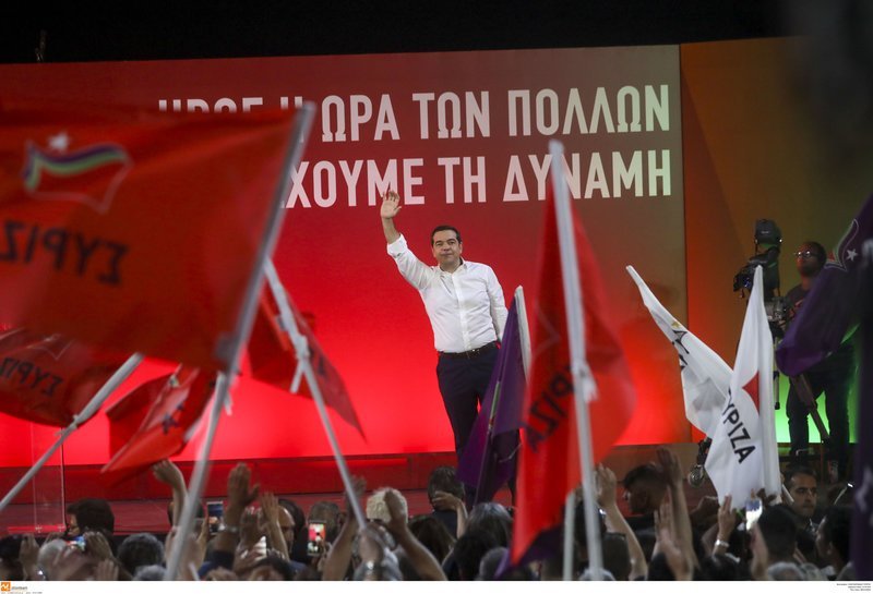 Ο Αλέξης Τσίπρας χαιρετά τους συγκεντρωμένους στη Θεσσαλονίκη