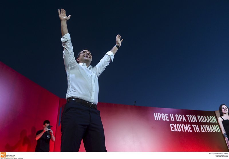 Ο Αλέξης Τσίπρας χαιρετά τους συγκεντρωμένους στη Θεσσαλονίκη -