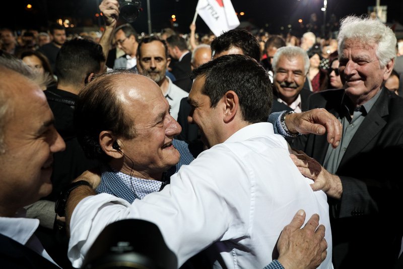Ο Αλέξης Τσίπρας μαζί με τον Θύμιο Λυμπερόπουλο στην ομιλία του πρωθυπουργού στο Αιγάλεω