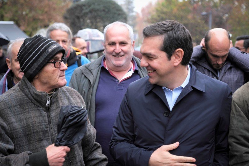 Ο Αλέξης Τσίπρας συνομιλεί με κατοίκους των Τρικάλων
