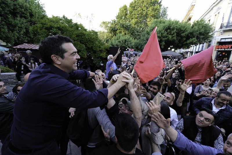 Αλέξης Τσίπρας χαιρετά συγκεντρωμένους στα Τρίκαλα