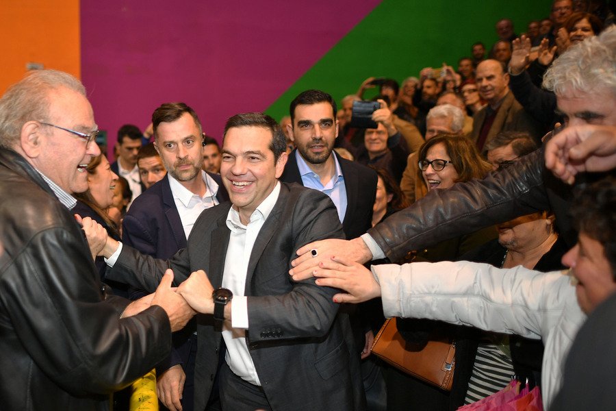 O Αλέξης Τσίπρας ανταλλάσσει χειραψία με τους παρευρισκόμενους στο Κλειστό Γυμναστήριο Καλαμάτας -Φωτογραφία: ΑΠΕ ΜΠΕ/ΝΙΚΗΤΑΣ ΚΩΤΣΙΑΡΗΣ