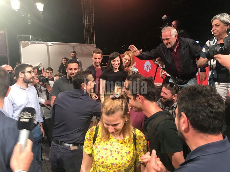 Ο Αλέξης Τσίπρας χαιρετά εθελοντές