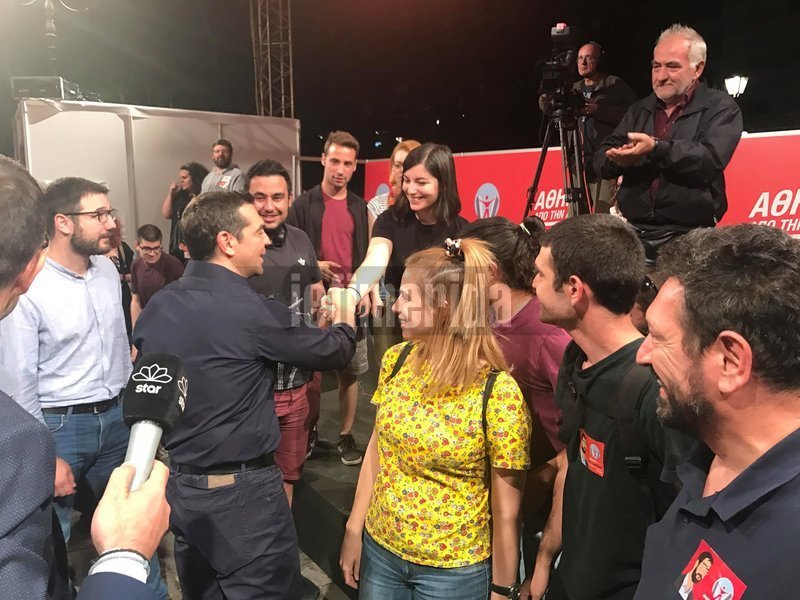 Ο Αλέξης Τσίπρας χαιρετά εθελοντές