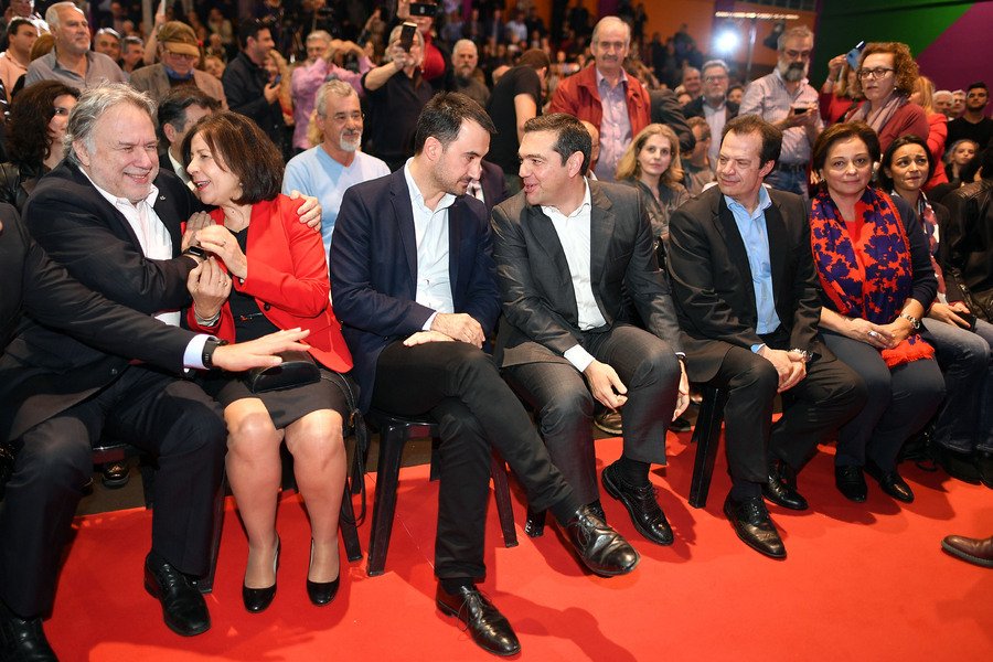 O Αλέξης Τσίπρας συνομιλεί με τον υπουργό Εσωτερικών Αλέξανδρο Χαρίτση -Φωτογραφία: ΑΠΕ ΜΠΕ/ΝΙΚΗΤΑΣ ΚΩΤΣΙΑΡΗ