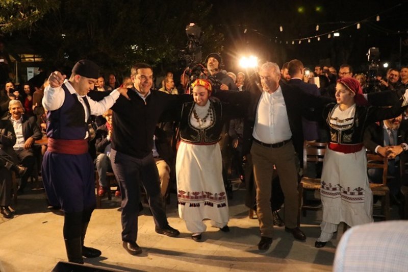 Ο Αλέξης Τσίπρας χορεύει κρητικά