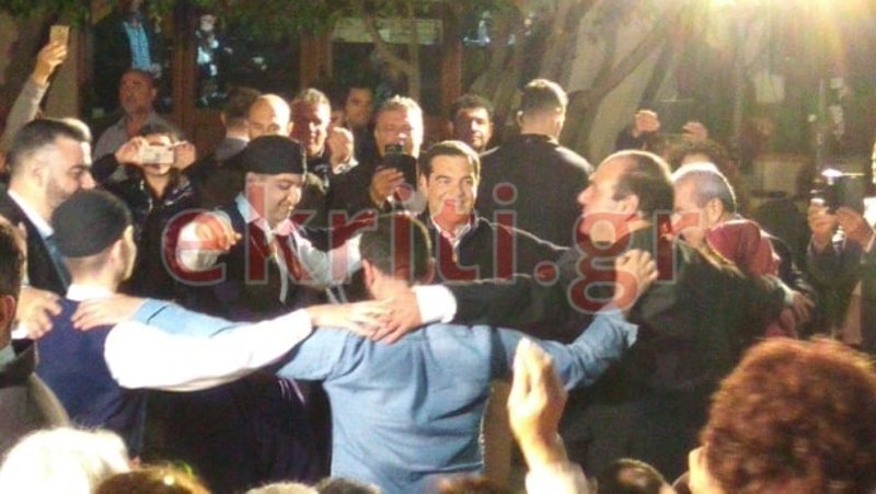 Ο πρωθυπουργός χαμογελαστός χορεύει παραδοσιακά κρητικά