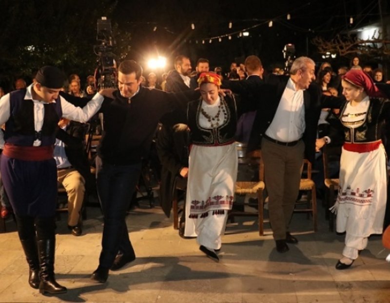 Ο Αλέξης Τσίπρας παρακολουθεί τα βήματα