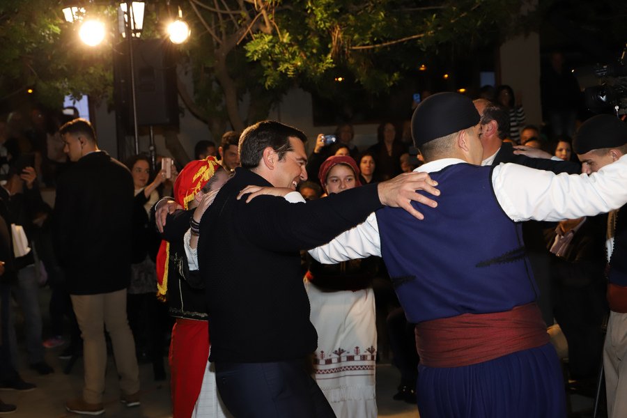 Ο Αλέξης Τσίπρας χορεύει κρητικούς χορούς