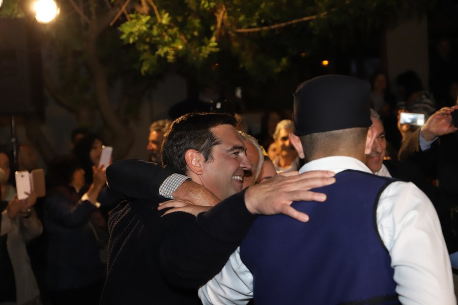 Ο Αλέξης Τσίπρας αγκαλιά με κρητικούς χορεύει