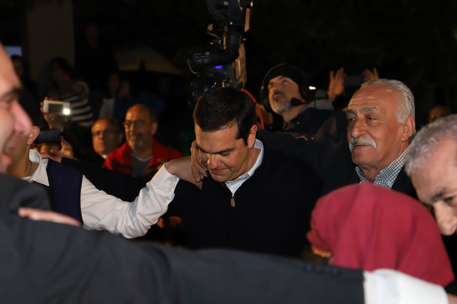 Ο πρωθυπουργός στο κέντρο του χορού