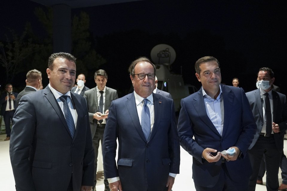 Ο Αλέξης Τσίπρας (δεξιά) με Φρανσουά Ολάντ (κέντρο) και Ζόραν Ζάεφ (αριστερά)