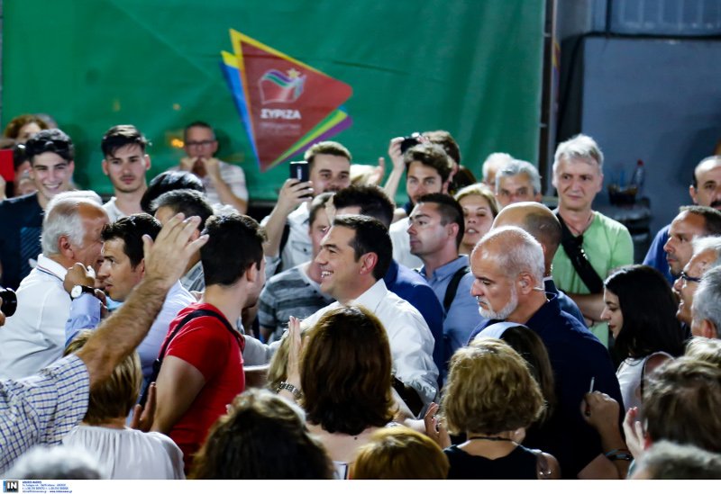 Ο Αλέξης Τσίπρας στην προεκλογική του ομιλία στη Θεσσαλονίκη ανάμεσα στο πλήθος / Φωτογραφία: INTIME NEWS