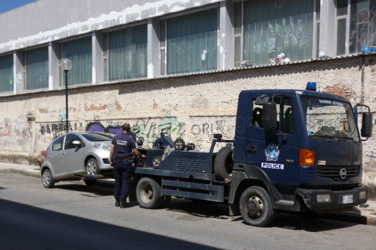 Η Αστυνομία απομακρύνει οχήματα έξω από το κλειστό γυμναστήριο στα Χανιά