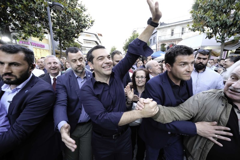 Ο Αλέξης Τσίπρας χαιρετά συγκεντρωμένους στα Τρίκαλα