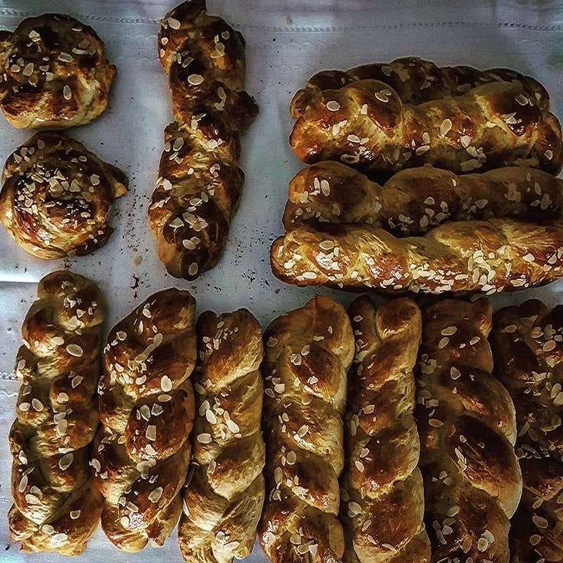 Τσουρέκια πασχαλινά σε τραπεζομάντιλο