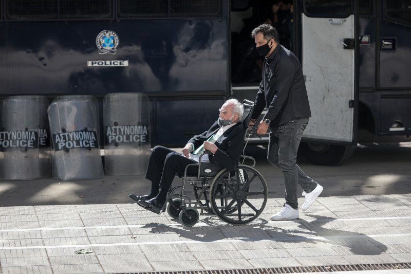 Tο μεσημέρι ο 81χρονος πρώην υπουργός, καθισμένος σε αναπηρικό καροτσάκι, επισκέφτηκε την Εισαγγελία του Αρείου Πάγου