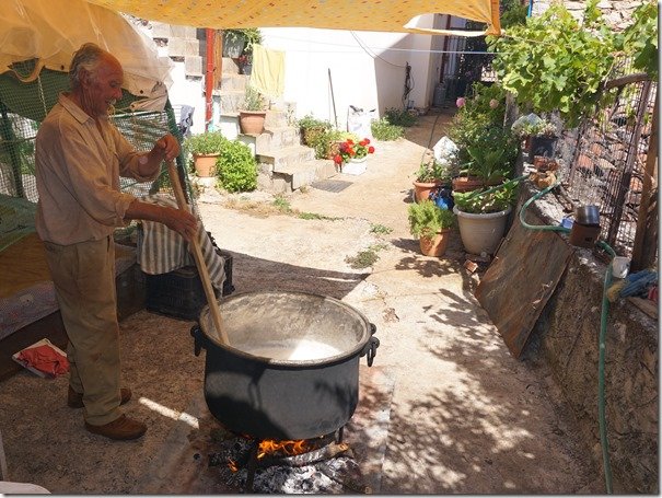άντρας ανακατεύει τσουκάλι
