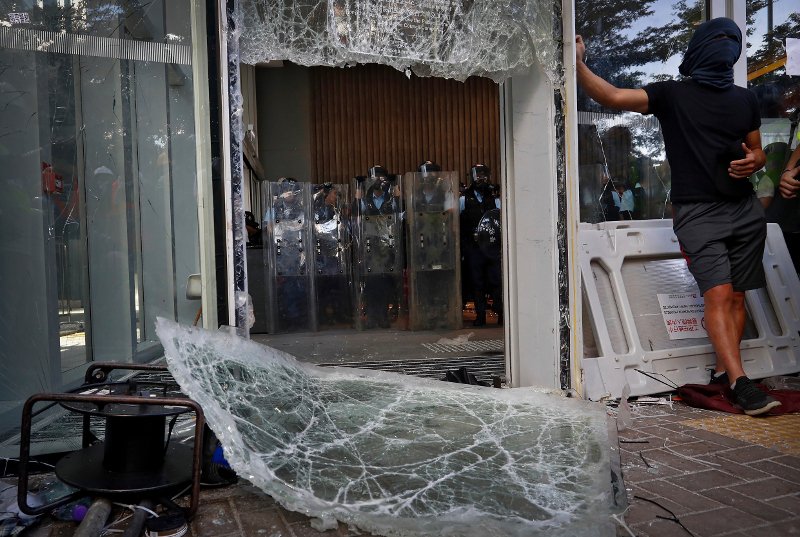 Σπασμένες τζαμαρίες στο κτίριο του τοπικού Κοινοβουλίου